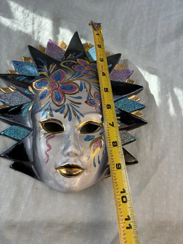 Máscara de mascarada de cerámica pintada a mano veneciana decoración de pared, hecha en Italia, numerada Foto 4 de 4