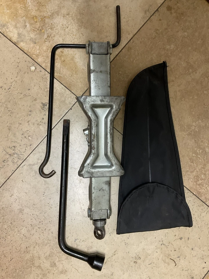 Juego de gatos de neumáticos Toyota Corolla 1988-1989-1990-1991-1992 con herramientas OEM Foto 3 de 4