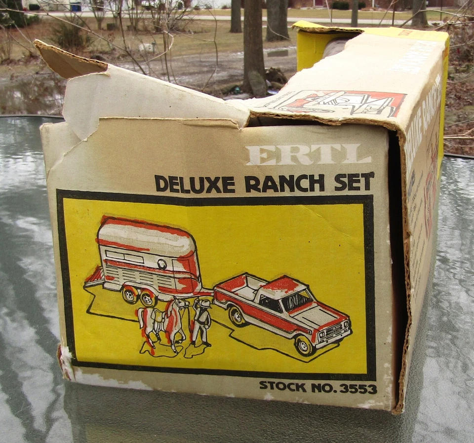Vintage ERTL Deluxe Ranch Set #3553 International Harvester Scout With Trailer - Image 4 of 4