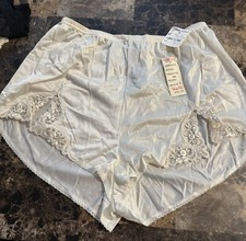 VINTAGE VANITY FAIR TAP PANTS SIZE 5. NEW  CANDLEGLOW