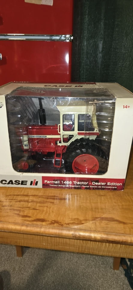 Tractor International Harvester Farmall 1066 1/16, edición concesionario nuevo en caja Foto 2 de 4