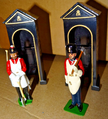 Britains - 2 x Sentry Boxen & 2 x nicht verwandte Fort Henry Guards mit Äxten - 1/30sc