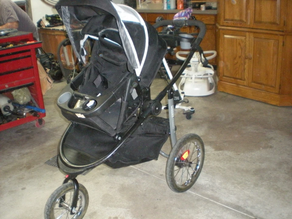 Graco FastAction Jogger LX Stroller w/seat - Image 2 of 3