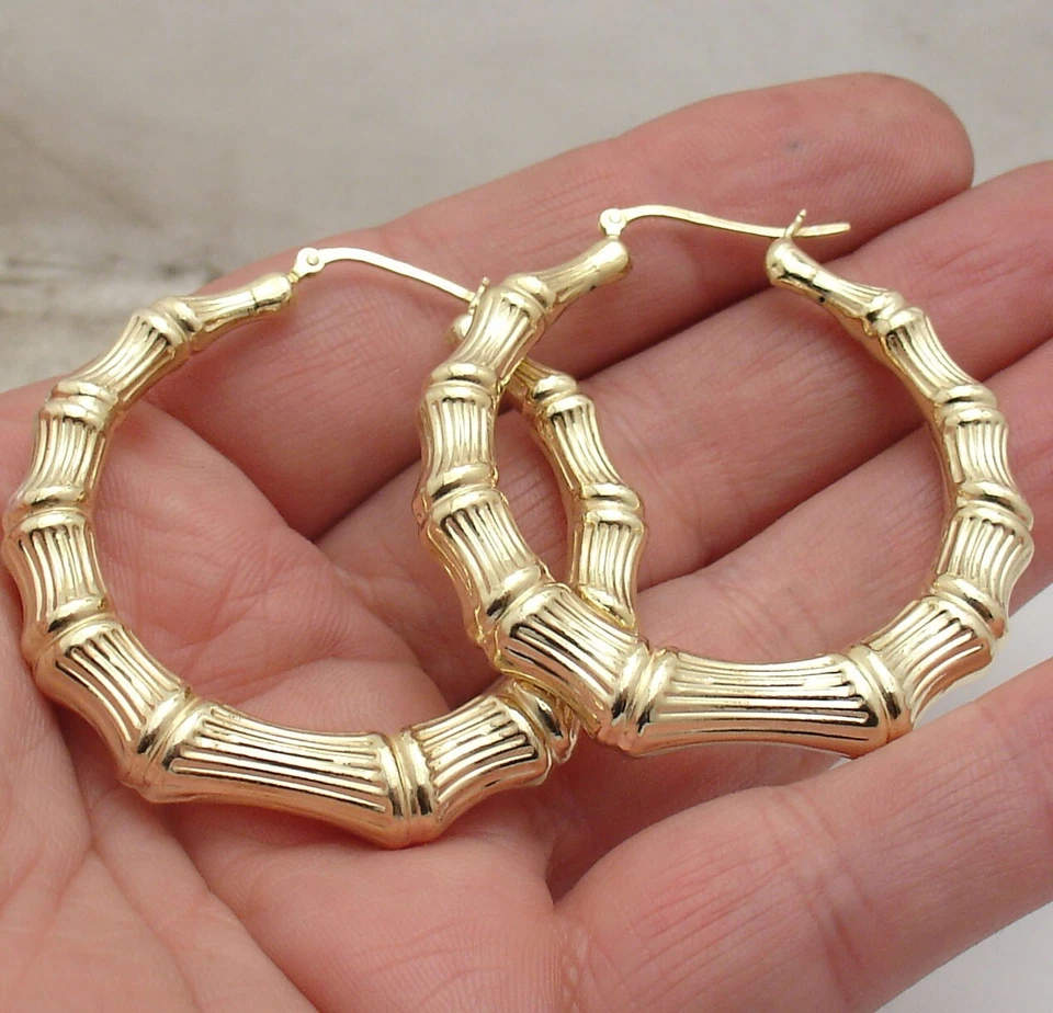 Pendientes de aro Technibond de bambú graduados de 2" enchapados en oro amarillo de 14K en plata 925 Foto 3 de 4