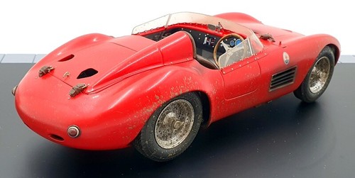 CMC 1/18 Scale M-172 Maserati 300S Dirty Hero With Figures and Engine With Case - Picture 4 of 7