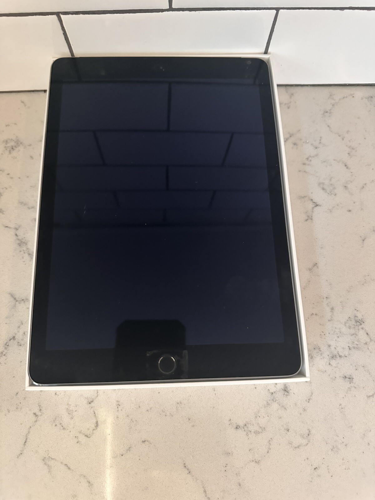 iPad Air 2 128 GB With Original Box And Otterbox Bundle Great Condition-image