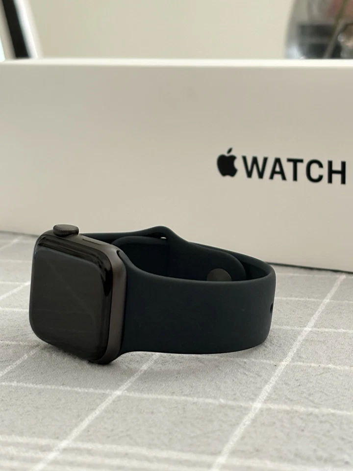 Apple Watch SE  40mm Cassa in Alluminio Color Mezzanotte con Cinturino..., foto 2 di 4
