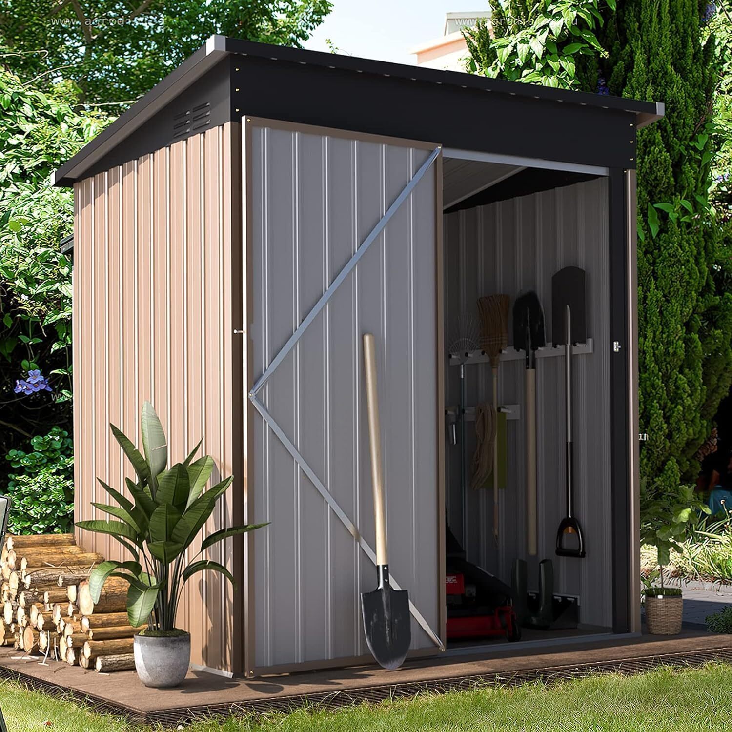 Abri de jardin en métal pour ranger les outils de jardinage sur la terrasse