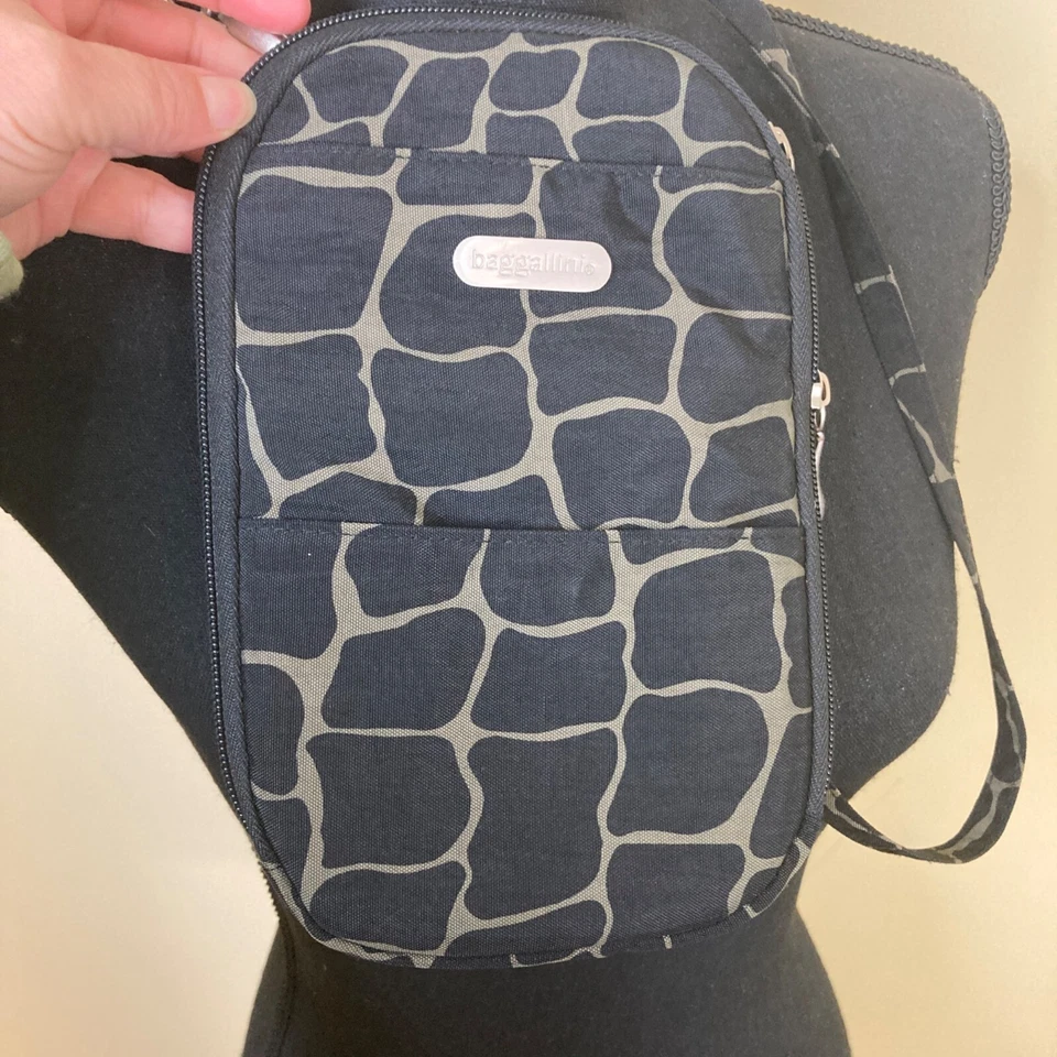 Baggallini Crossbody Bag Purse Animal Print Giraffe Black Green Clean Safari