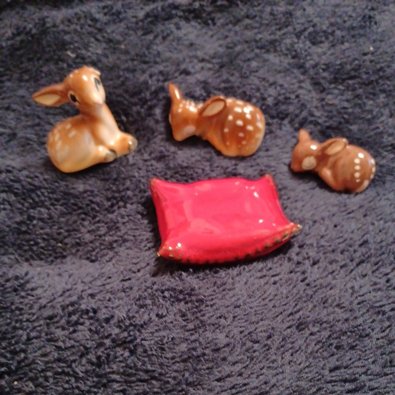 Vintage fawn figures w/pillow. set of 4 * 2 pieces broken Occupied Japan