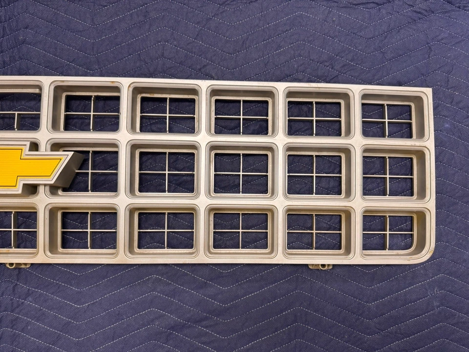 1977-1980 Chevrolet C/K 10 Blazer K5 Scottsdale grade dianteira 14007544 fabricante de equipamento original #4704E - Imagem 4 de 4