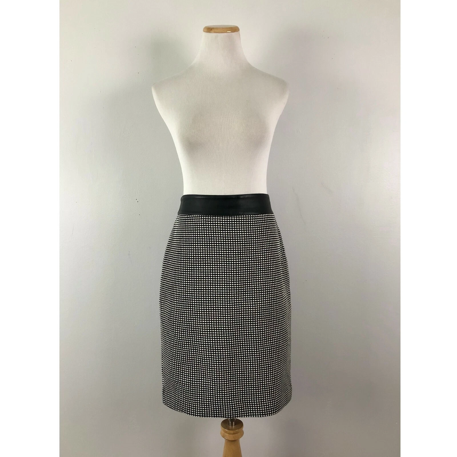 ANN TAYLOR Skirt Black White Geometric Print Exposed Zipper Faux Leather Waist 6