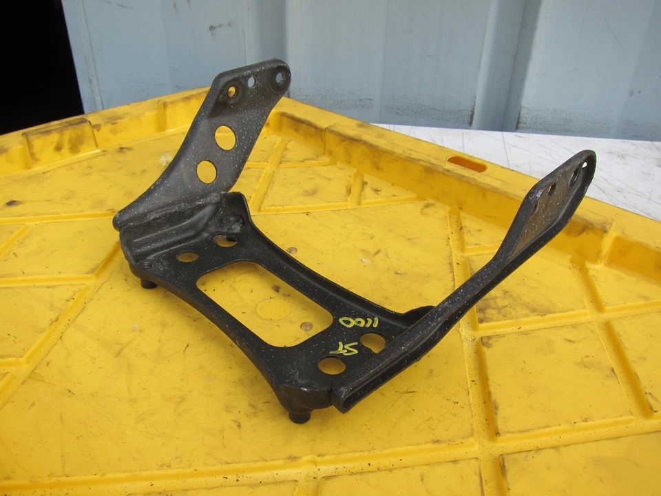 Honda ST1100 1998 OEM montaje de soporte de tanque de gasolina delantero Foto 2 de 4