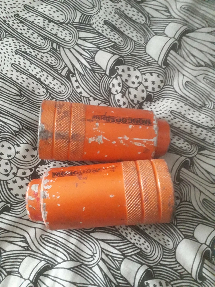  BMX rouge vintage Mongoose bon état, avec pegs - Photo 4/4