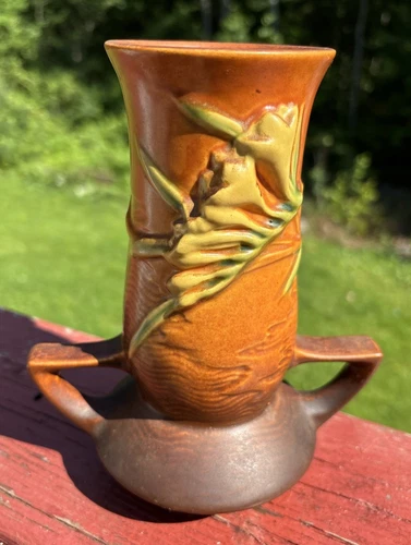 VTG Roseville Pottery #119-7 Freesia Brown Double Handle Vase Urn Circa 1940’s.