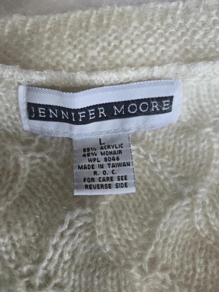 Suéter para mujer JENNIFER MOORE crema talla grande manga larga cuello en V Foto 3 de 4