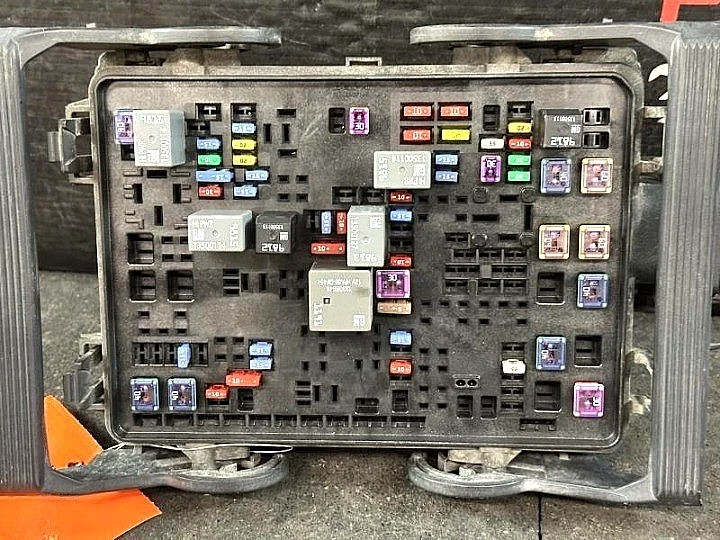 2014-2017 Chevy Silverado 1500 Engine Fuse Box Assembly OEM Tested With Warranty