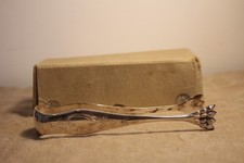 Ancienne pince à sucre en métal pattes de lion décor floral dans sa boîte