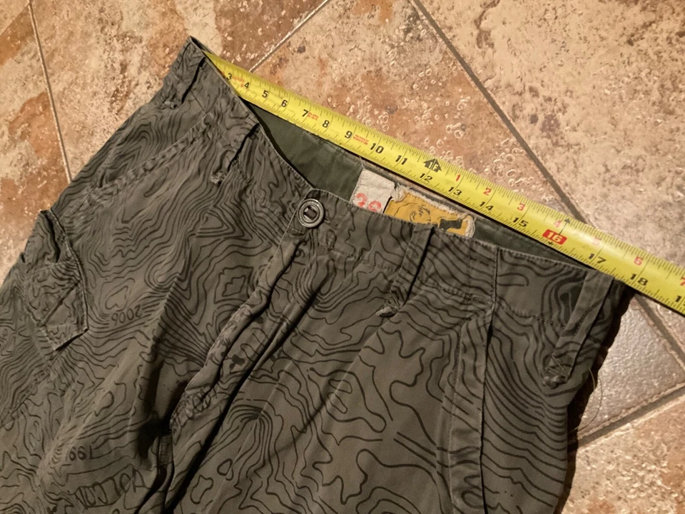 VINTAGE VOLCOM GRUNGE STREETWEAR CARGO SHORTS ( MENS 36 ) GREY AOP PREOWNED - Image 4 of 4