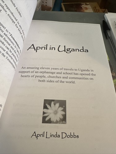 April In Uganda And Twinomujuni Uganda Chronicles April Linda Dobbs 2 Ppbks - Foto 3 di 19