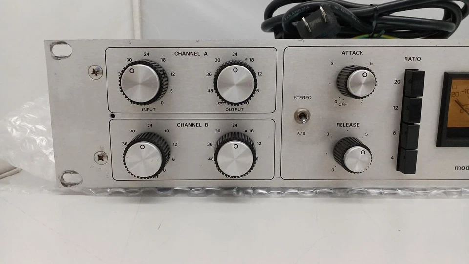 Urei 1178 Stereo Dual Peak Limiter Compressor - Image 2 of 4