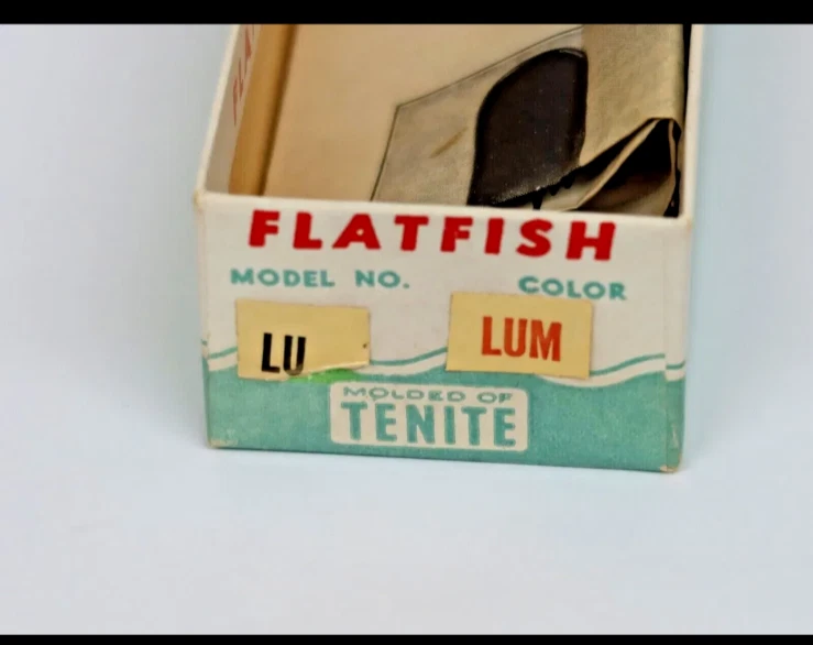 Caja de seis señuelos Flatfish vintage original de distribuidor nunca pescados Foto 3 de 4