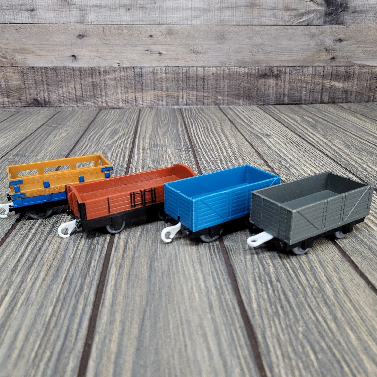  flatbed wagon cargo trucks muito bom estado 