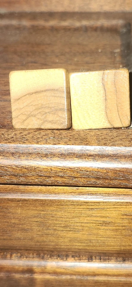Gemelos de madera hechos a mano - Cuadrados de madera natural, rústicos y accesorios únicos para hombre’s Foto 2 de 4