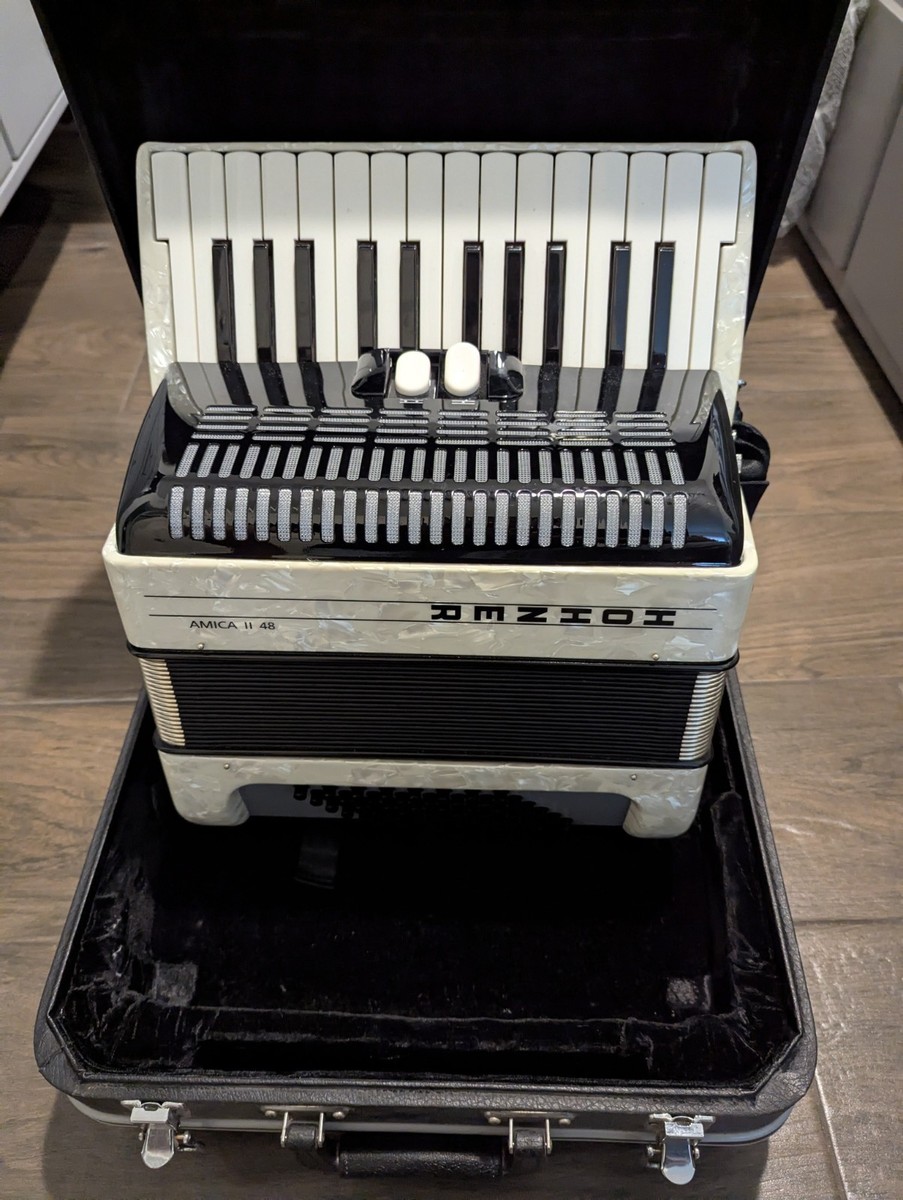 Hohner AMICA II 48 Piano Accordion 48 Bass 26 Treble Keys White