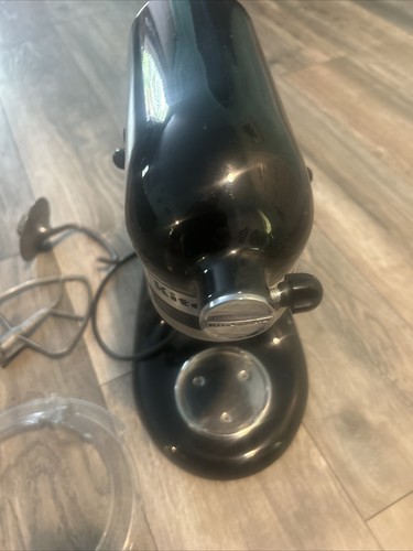 KitchenAid Artisan Series 5 Quart Tilt-Head Stand Mixer plus Accessories - 第 9/14 張圖片