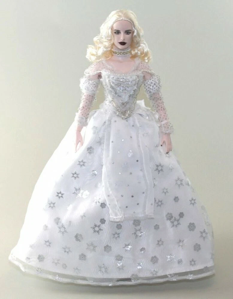 Anne Hathaway White Queen Dress