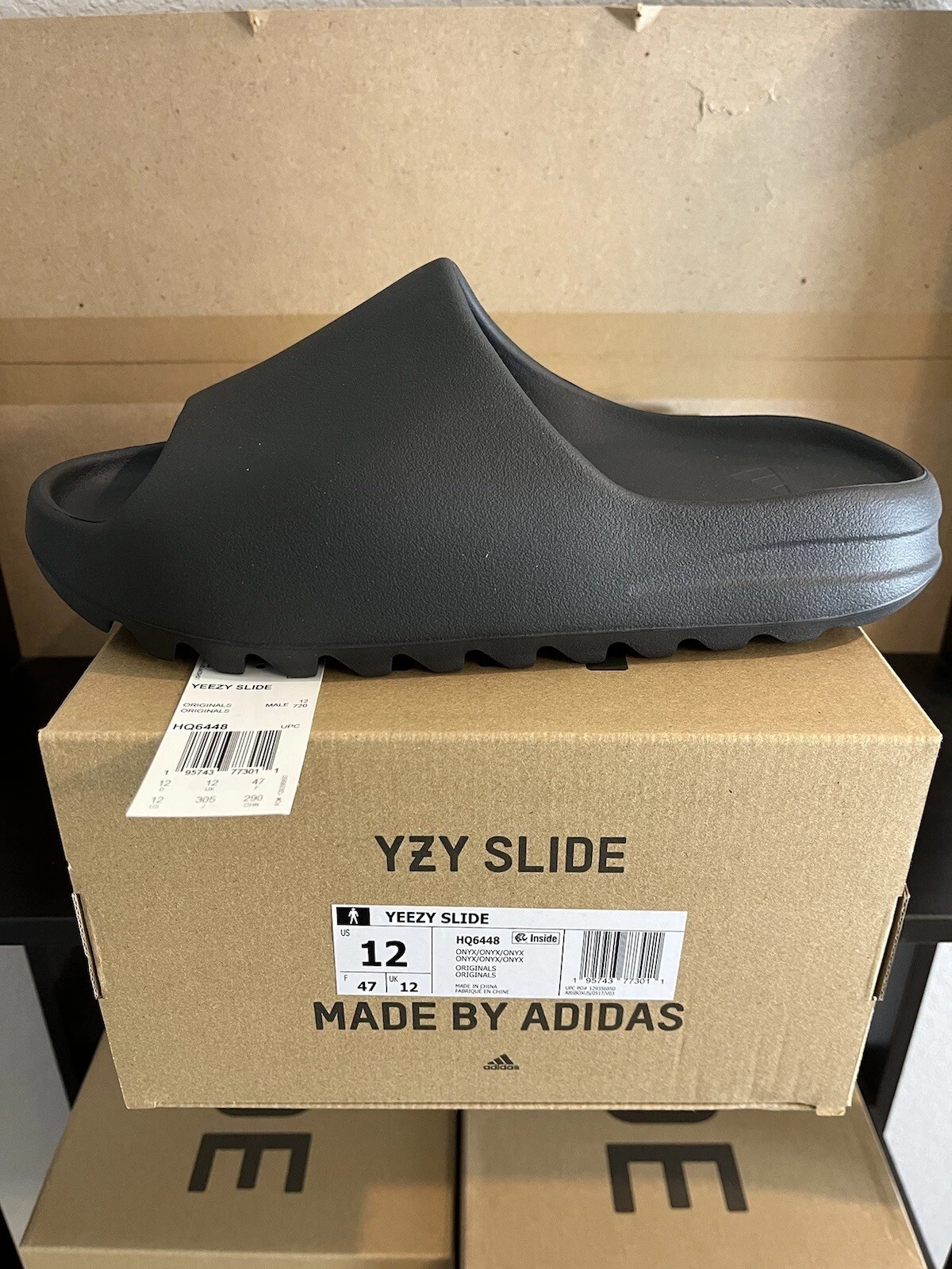 Slides da uomo taglia 12 DS Yeezy Onyx HQ6448 vestibilità mezza taglia più piccola