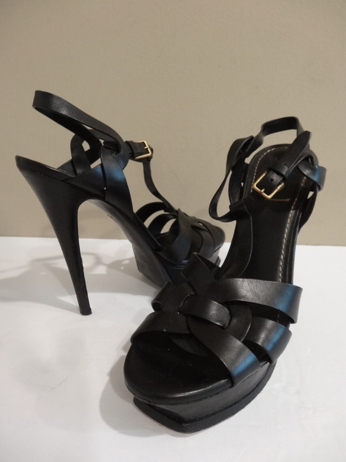 Sandali con plateau YVES SAINT LAURENT Tribute in pelle nera. Taglia 38 5 US 8 5