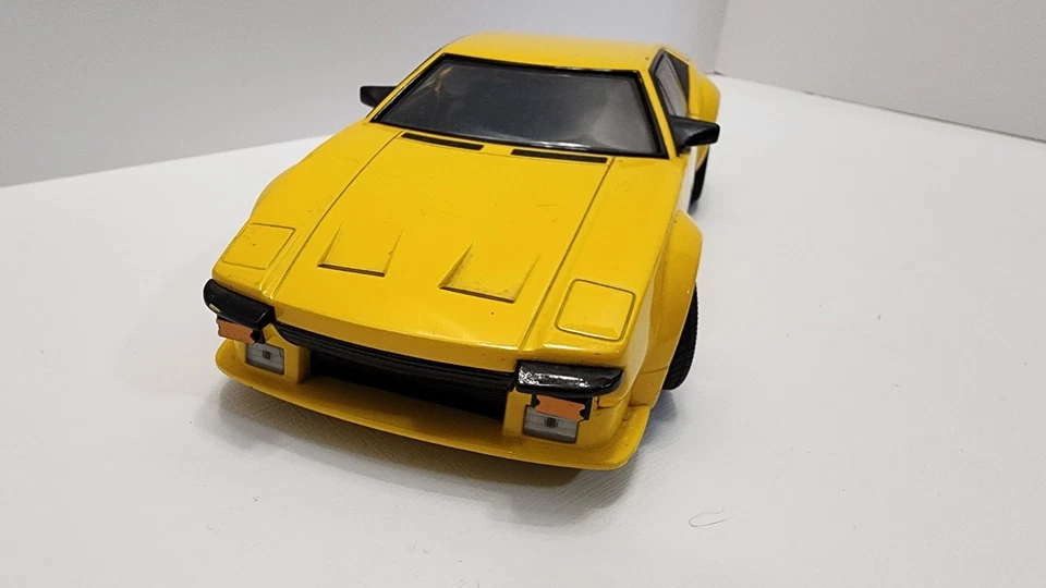 Coche modelo fundido a presión amarillo HotWheels Detomaso Pantera 1:18 de 2000 usado polvoriento Foto 2 de 4