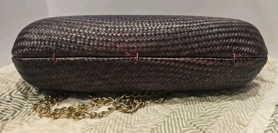 Bolso sin asas vintage Desenyo Buntal de paja color ciruela con detalles de cadena en tono dorado Foto 4 de 4
