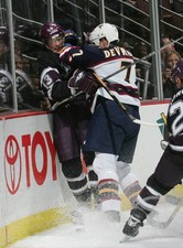 Greg de Vries Atlanta Thrashers pins Teemu Selanne Mighty Du- Ice Hockey Photo