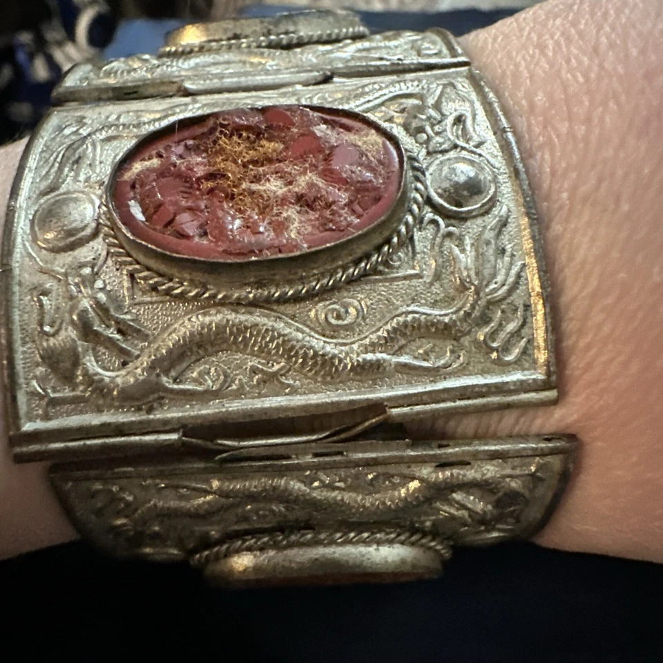 PULSERA ROJA ANCHA CON PANEL BISAGRAS CHINO MARCADO DRAGÓN EXPORTACIÓN CHINA TONO PLATA Foto 4 de 4