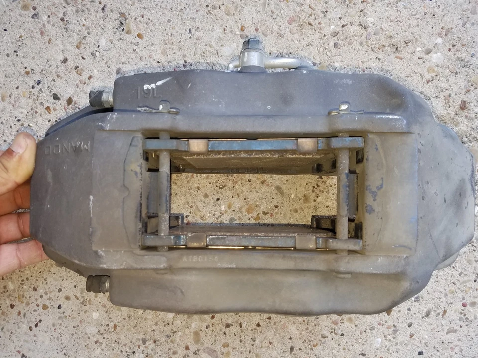 Juego de pinzas de freno delanteras izquierda derecha HYUNDAI EQUUS 2012 2013 2014 2015 2016 OEM Foto 4 de 4