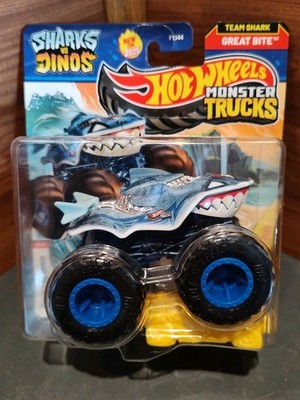 2025 HOT WHEELS MONSTER TRUCKS  TEAM SHARK 3/8 *GREAT BITE* W/CRUSHED CAR