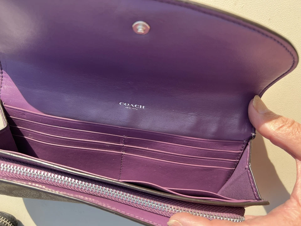 Cartera Coach Slim Sobre Firma Lona Beige/Cuero Ciruela Foto 4 de 4