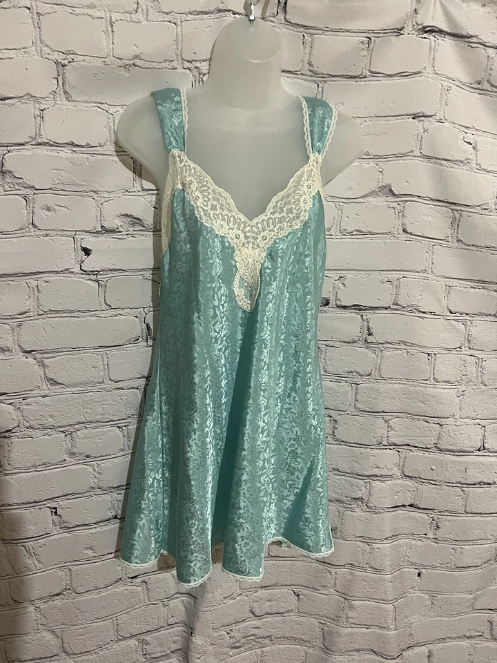 Conjunto de bata y braguita LUCIE ANN II floral verde azulado ribete de encaje satinado talla mediana Foto 2 de 4