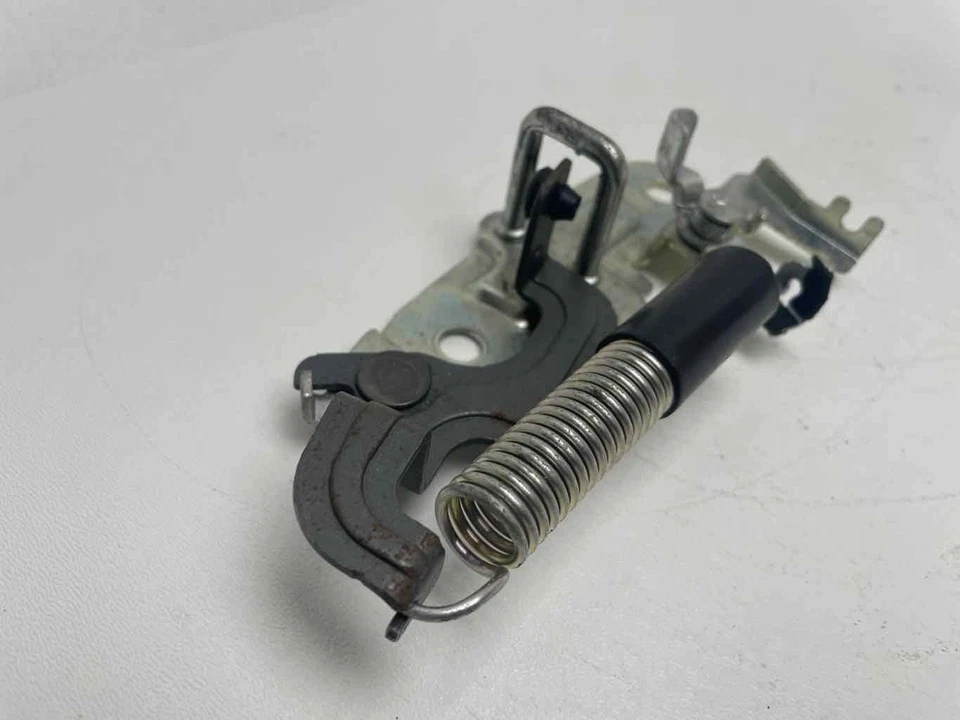 Actuador de bloqueo de pestillo de la tapa del maletero trasero compatible con Mazda 3 sedán 2010 2011 2012 2013 Foto 2 de 4