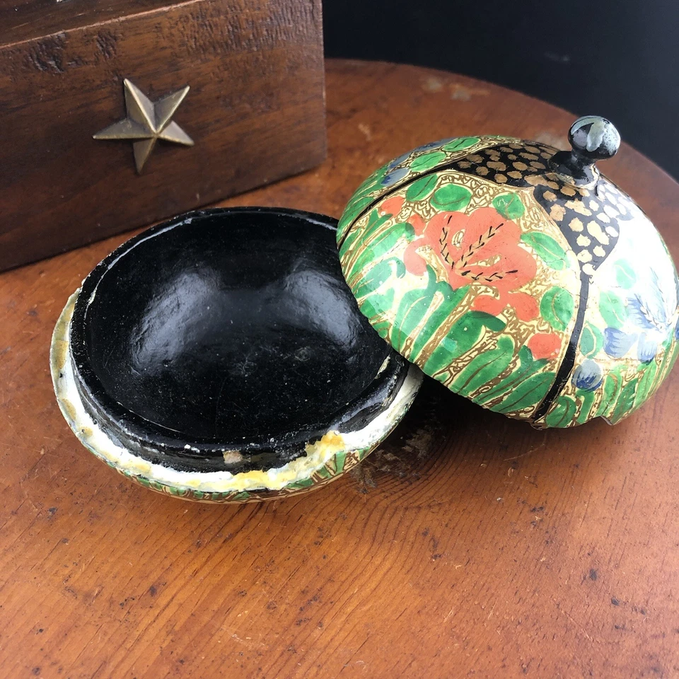 Caja Redonda Decorativa Laca Flores Iris Dorado Pintado a Mano Indio Cachemira De Colección Foto 4 de 4