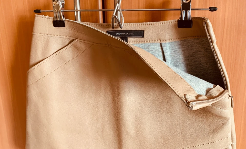 Falda para mujer BCBG MAXAZRIA beige imitación cuero mini talla XXS Foto 3 de 4