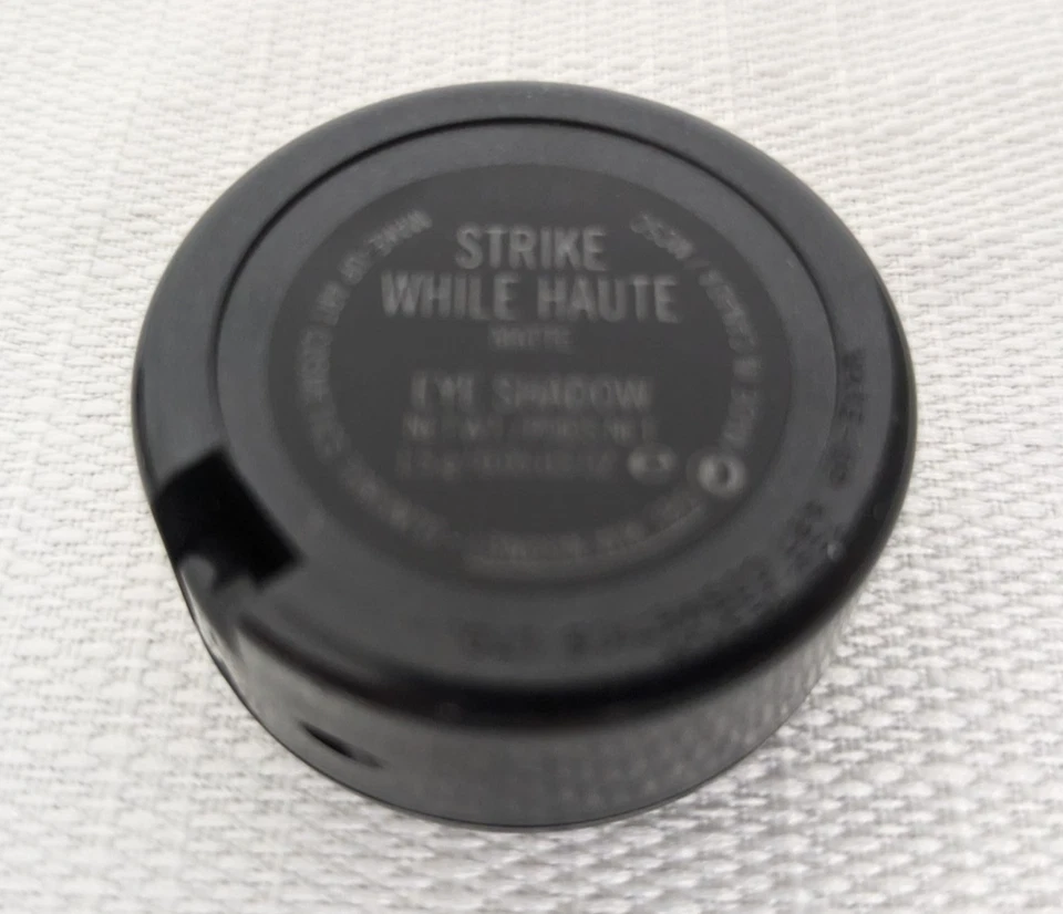 MAC Cosmetic STRIKE WHILE HAUTE Red Eye Shadow Discontinued 100% Authentic NIB - Image 4 of 4