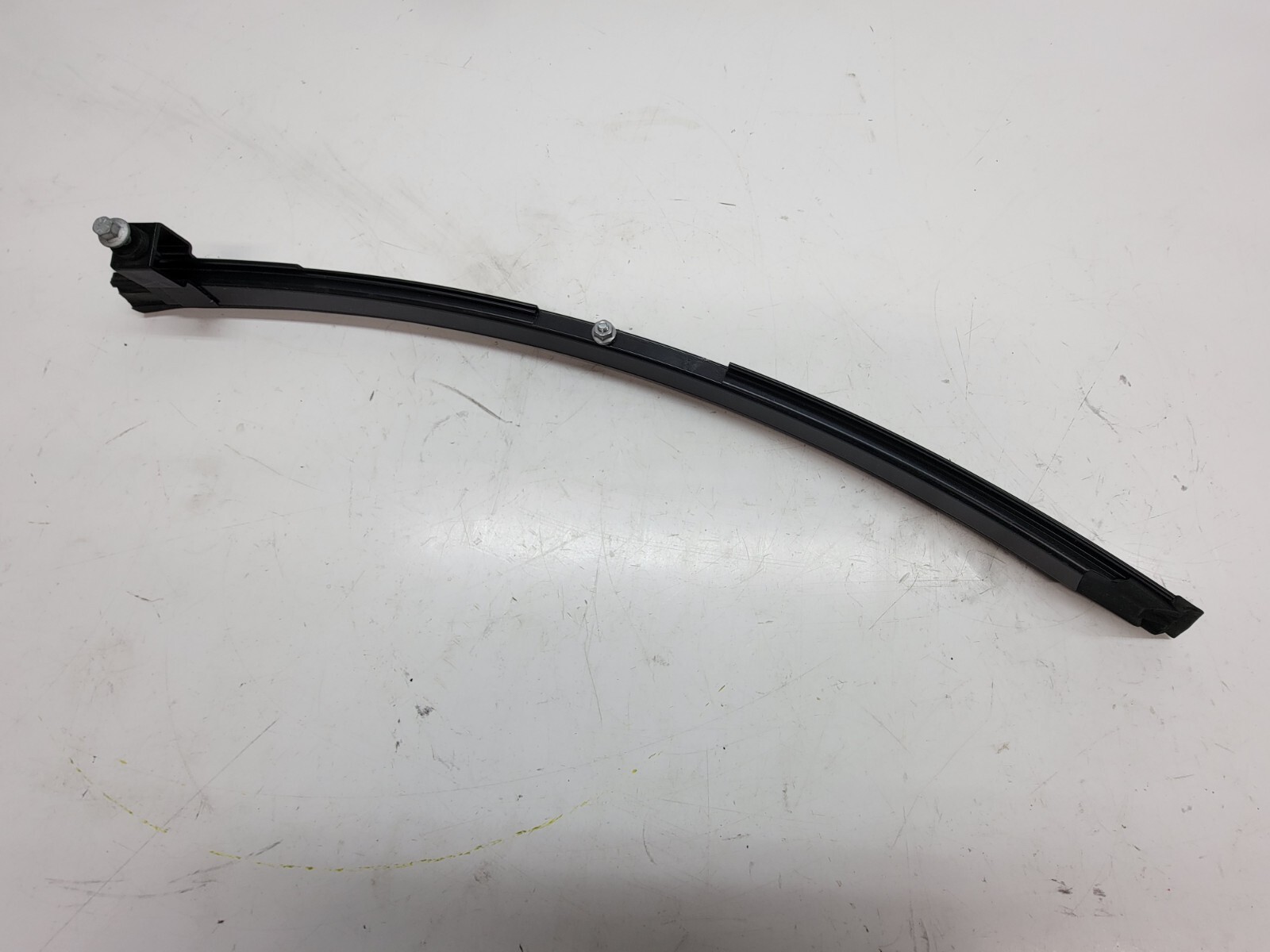 LAMBORGHINI AVENTADOR PASSENGER RIGHT SIDE DOOR WINDOW GUIDE OEm 470837404F