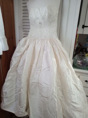Petite Amsale Strapless Lace Beaded Wedding Gown Size 8 w/Train & Veil  - Afbeelding 1 van 17