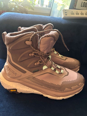 NWOT Women's HOKA Kaha 2 Frost GTX Hiking Boot in the Quartzite / Cosmic Pearl