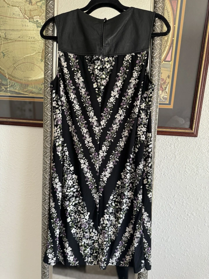 Vestido midi BCBG Max Azria negro floral sin mangas imitación cuero hombros talla S Foto 4 de 4