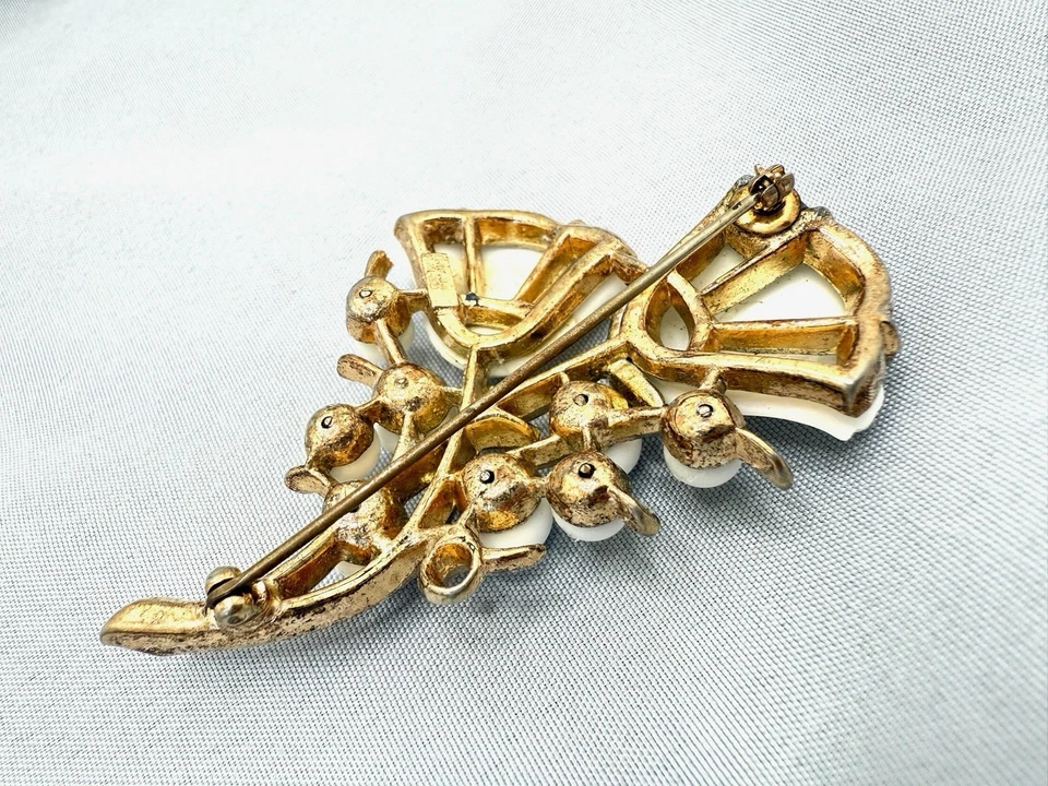 1953 CROWN TRIFARI PHILIPPE 'BEAU BELLES' MILK GLASS DOUBLE FLOWER BROOCH BOOK - Image 3 of 4